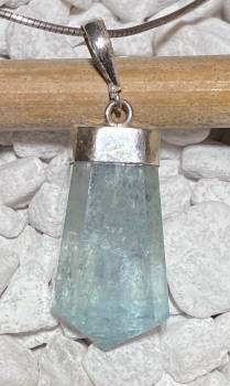 aquamarin-trommelstein-anhaenger-edelstein-schmuck-heilstein-edelsteinschmuck-gebohrt